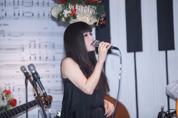 Á hậu Tố Uyên cùng dàn nghệ sĩ tham gia đấu giá ủng hộ MC Lê Tâm ảnh 7