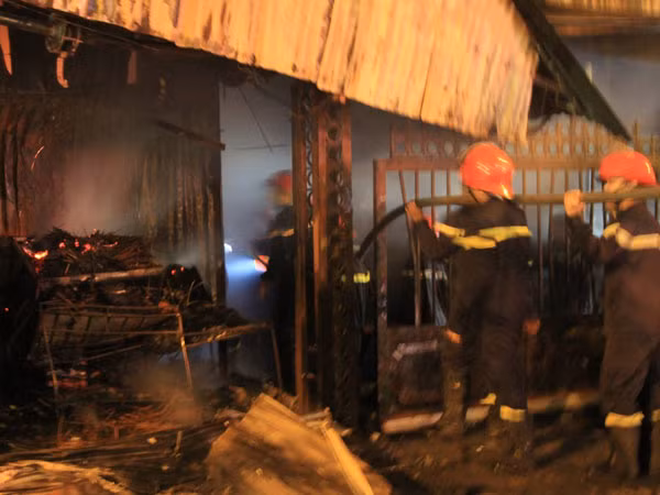 Nguy cơ cháy tại các chợ tạm ảnh 1