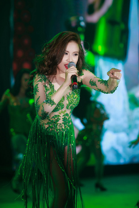 "Nóng" với bộ váy te tua của Hoàng Thuỳ Linh trên sân khấu ảnh 7