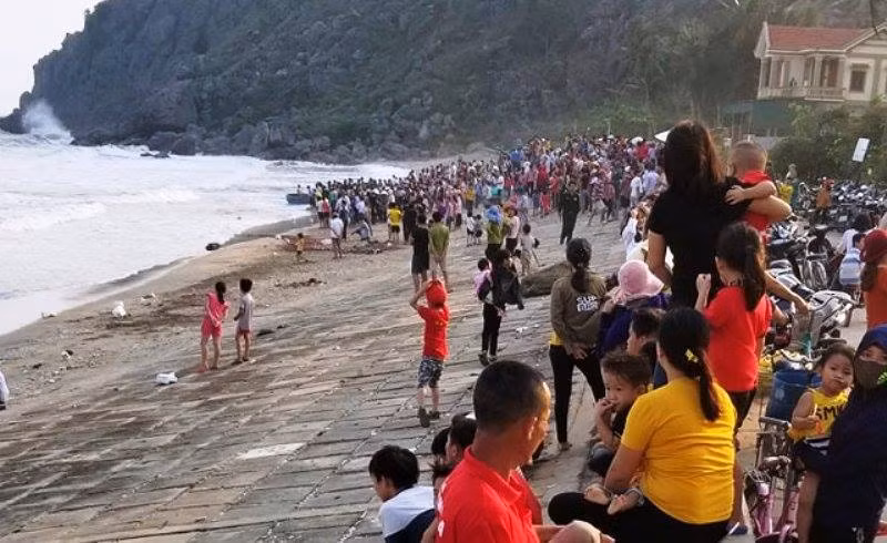 Đang tìm kiếm học sinh lớp 5 bị đuối nước khi tắm biển ảnh 1