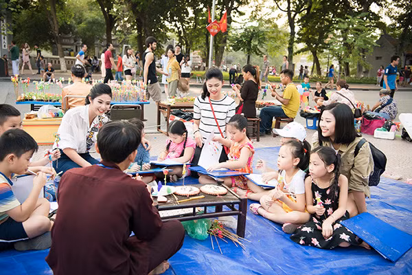 Hoa hậu Ngọc Hân, Á hậu Thanh Tú dạy vẽ cho trẻ em ảnh 3