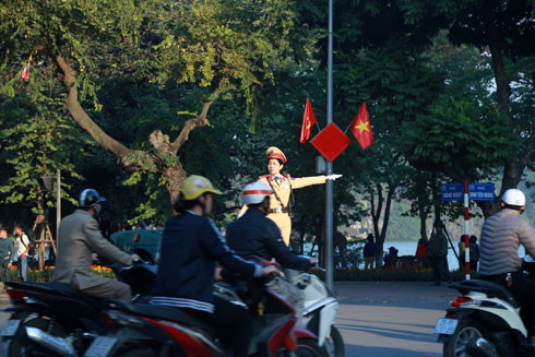 Lực lượng Cảnh sát giao thông Thủ đô: Hết mình vì an toàn của người dân ảnh 1