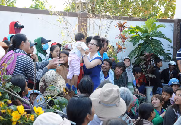 Hoa hậu Lê Thanh Thúy giản dị đi làm từ thiện ảnh 1