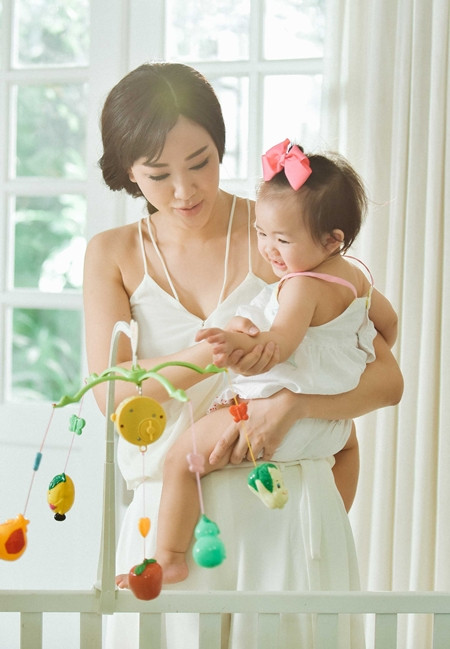 Maya bật khóc trong MV tặng con gái ảnh 3 Maya bật khóc trong MV tặng con gái ảnh 3