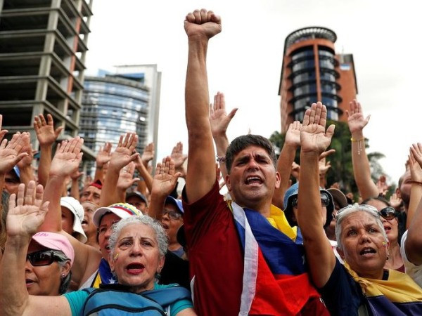 Những kẻ lạ mặt trên trực thăng nổ súng vào người biểu tình Venezuela ảnh 1