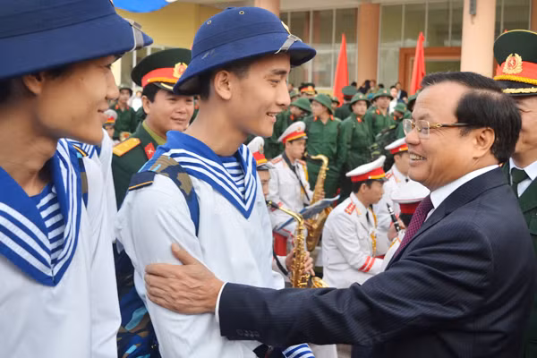 Bí thư Thành uỷ Phạm Quang Nghị động viên tân binh lên đường nhập ngũ ảnh 2