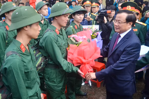 Bí thư Thành uỷ Phạm Quang Nghị động viên tân binh lên đường nhập ngũ ảnh 3