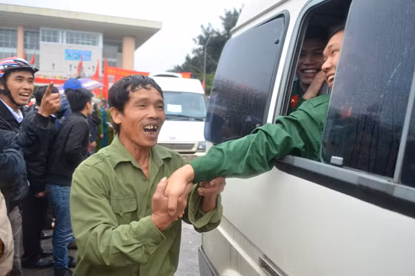 Bí thư Thành uỷ Phạm Quang Nghị động viên tân binh lên đường nhập ngũ ảnh 11