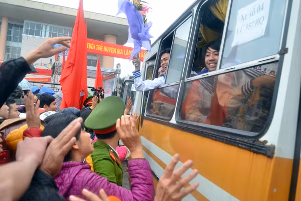 Bí thư Thành uỷ Phạm Quang Nghị động viên tân binh lên đường nhập ngũ ảnh 9