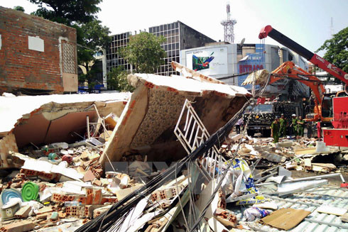 Khoảng 8 giờ ngày 20/4, nhà số 296 đường Trần Hưng Đạo, thành phố Quy Nhơn, tỉnh Bình Định bất ngờ bị đổ sập hoàn toàn khiến một người chết và ít nhất một người bị thương Khoảng 8 giờ ngày 20/4, nhà số 296 đường Trần Hưng Đạo, thành phố Quy Nhơn, tỉnh Bình Định bất ngờ bị đổ sập hoàn toàn khiến một người chết và ít nhất một người bị thương