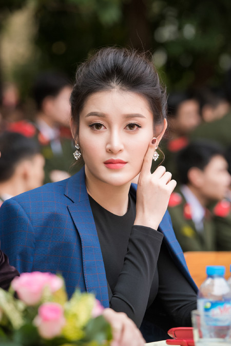 Á hậu Huyền My giản dị nhưng đầy quyến rũ trên "ghế nóng" ảnh 7