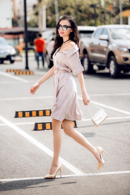 Cao Thùy Linh diện đồ gợi cảm khoe vai trần và chân dài thẳng tắp ảnh 8