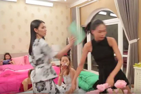 "Họp chợ" trên truyền hình và ứng xử chợ búa của người mẫu ảnh 1