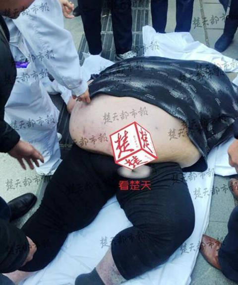 Hơn 20 người vật vã mới đỡ được thanh niên nặng 220 kg đứng dậy ảnh 6