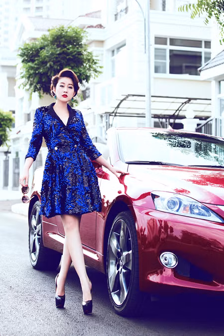 Kim Trang gợi cảm xuống phố cùng xe sang ảnh 2 Kim Trang gợi cảm xuống phố cùng xe sang ảnh 2