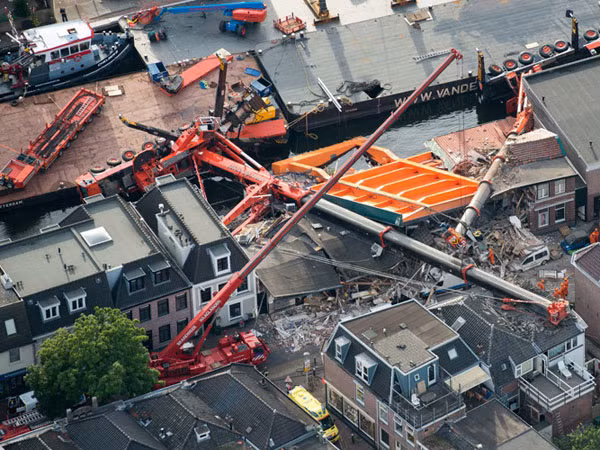 Đổ cần cẩu đang thi công, sập nhiều nhà dân ảnh 1
