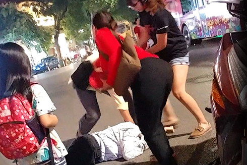 Lời kể nhân chứng vụ xô xát giữa thanh niên chở bạn gái với cựu VĐV Pencak Silat ảnh 1