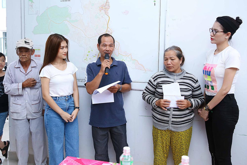 Trang Trần, Ngọc Thanh Tâm hăng say làm thiện nguyện giữa mùa mưa bão ảnh 6