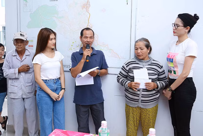 Trang Trần, Ngọc Thanh Tâm hăng say làm thiện nguyện giữa mùa mưa bão ảnh 6 Trang Trần, Ngọc Thanh Tâm hăng say làm thiện nguyện giữa mùa mưa bão ảnh 6