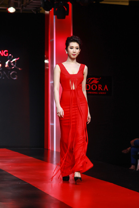 Á hậu Lê Huỳnh Thuý Ngân "biến hoá" quyến rũ trên sàn diễn ảnh 2
