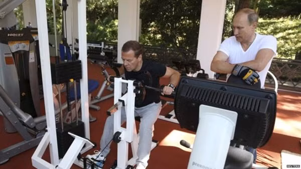 Video: Tổng thống Nga Putin và Thủ tướng Medvedev cùng nhau tập thể hình ảnh 3