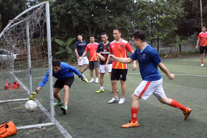 Giao hữu bóng đá, gắn tình đoàn kết ảnh 12