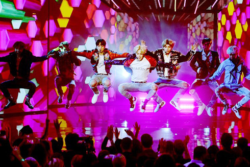 BTS: "Tâm hồn nhiệt huyết" gặt hái kỷ lục mới ảnh 2