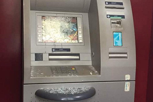 "Ngáo đá", mang gậy sắt đập phá máy ATM ảnh 1