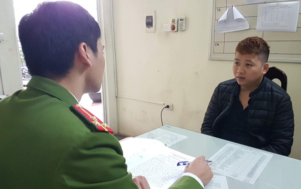 Lái xe taxi dùng dao cướp tài sản của 2 khách nước ngoài ảnh 1