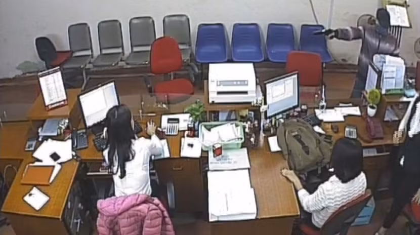 Những hình ảnh tên cướp mang bom giả vào cướp hơn 1 tỷ đồng ở Bắc Giang ảnh 3