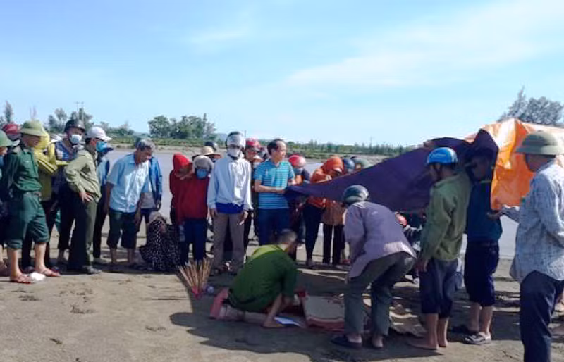 Đi tắm biển cùng mẹ, bé trai 12 tuổi đuối nước thương tâm ảnh 1