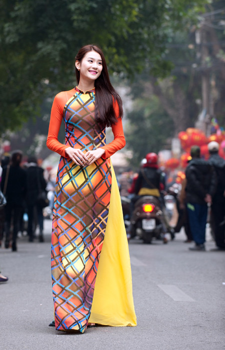 Phan Hà Phương diện áo dài nổi bật dạo phố hoa ảnh 1