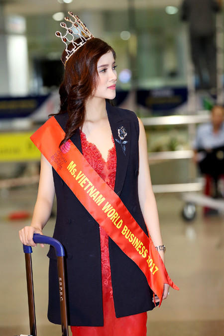 "Sốt" với hình ảnh tân Hoa hậu bắt taxi về nhà sau đăng quang ảnh 5 "Sốt" với hình ảnh tân Hoa hậu bắt taxi về nhà sau đăng quang ảnh 5