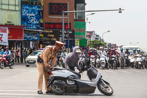 CSGT không đơn thuần chỉ biết phân luồng, điều khiển giao thông ảnh 7 CSGT không đơn thuần chỉ biết phân luồng, điều khiển giao thông ảnh 7