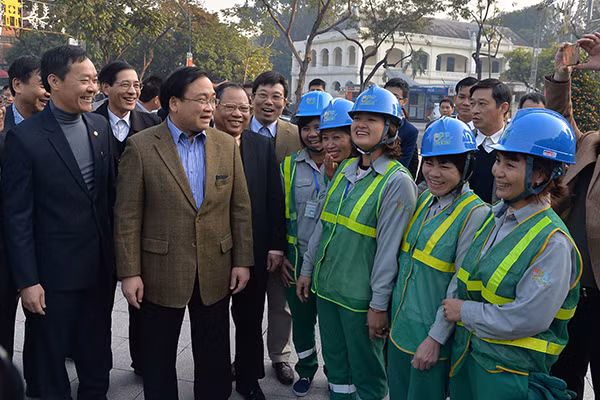Bí thư Thành ủy Hoàng Trung Hải thăm hỏi, động viên các đơn vị ứng trực phục vụ nhân dân dịp Tết ảnh 3