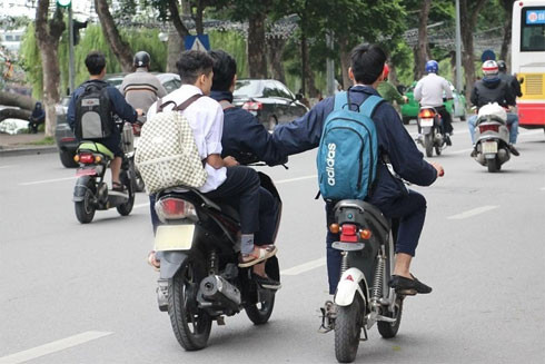 Xử phạt học sinh chưa đủ tuổi điều khiển phương tiện giao thông ảnh 1