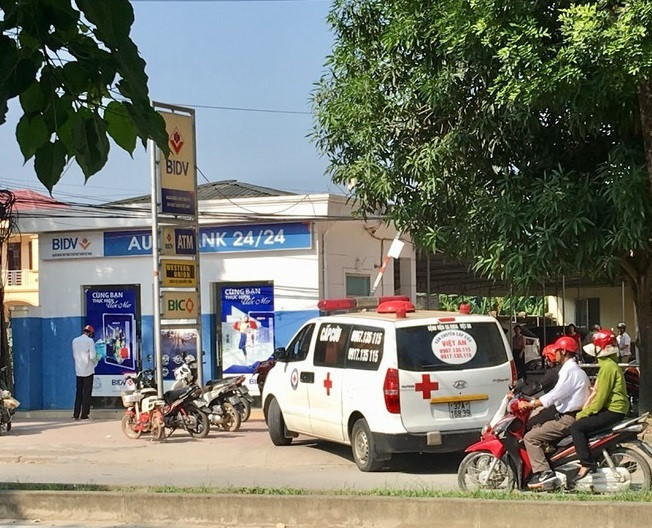 Sửa điện ở phòng giao dịch, nam nhân viên ngân hàng tử vong ảnh 1