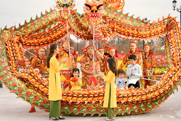 Du xuân Vinhomes, các "thiên thần áo dài" nhí chiếm trọn ánh nhìn ảnh 10