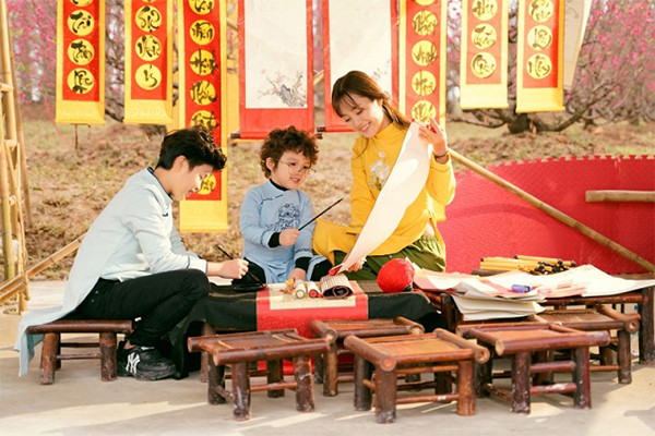 Du xuân Vinhomes, các "thiên thần áo dài" nhí chiếm trọn ánh nhìn ảnh 4 Du xuân Vinhomes, các "thiên thần áo dài" nhí chiếm trọn ánh nhìn ảnh 4