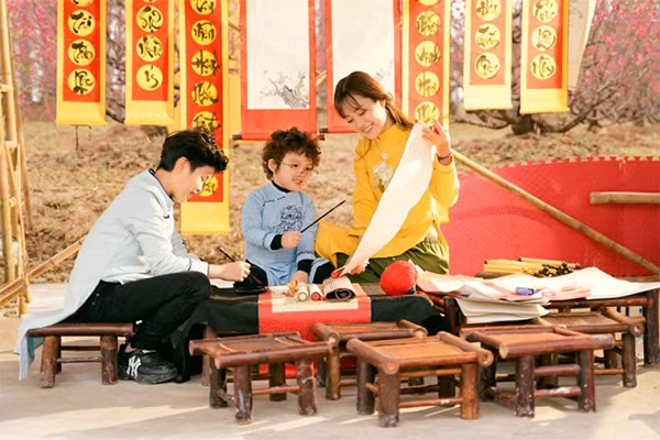 Du xuân Vinhomes, các "thiên thần áo dài" nhí chiếm trọn ánh nhìn ảnh 4