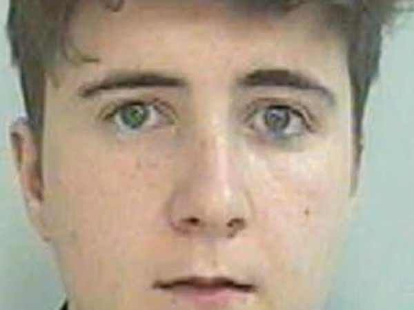 Đóng giả đàn ông, "quan hệ" cùng lúc với 3 thiếu nữ ảnh 1