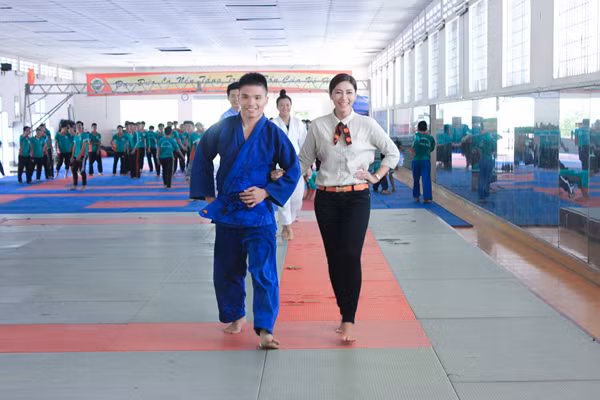 Hoa hậu Đặng Thu Thảo trình diễn catwalk với vận đông viên Judo ảnh 3