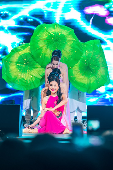 Hoàng Thùy Linh "bùng nổ" trong đêm nhạc cùng SNSD ảnh 5