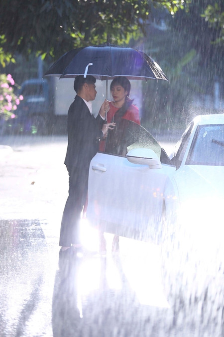 Noo Phước Thịnh "bất chấp" tuổi tác yêu Thủy Tiên ảnh 2