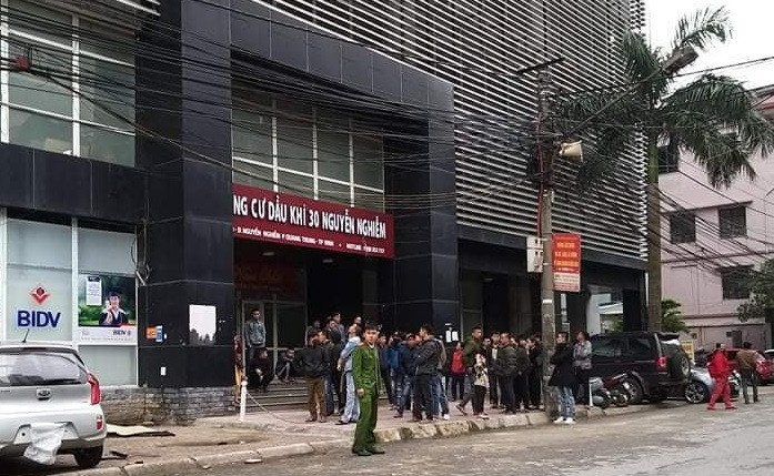 Nam thanh niên rơi từ tầng 13 xuống đất ảnh 1