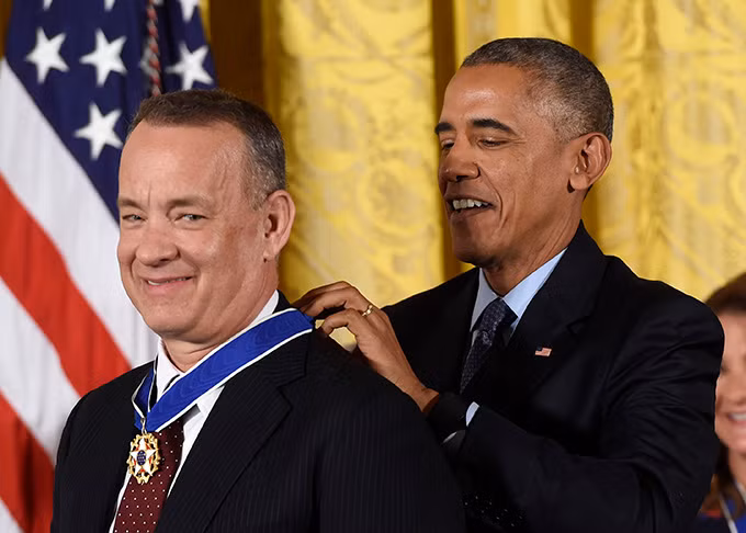 Tom Hanks nhận Huân chương Tự do do cựu Tổng thống Mỹ Barack Obama trao tại Washington, DC, tháng 11/2016