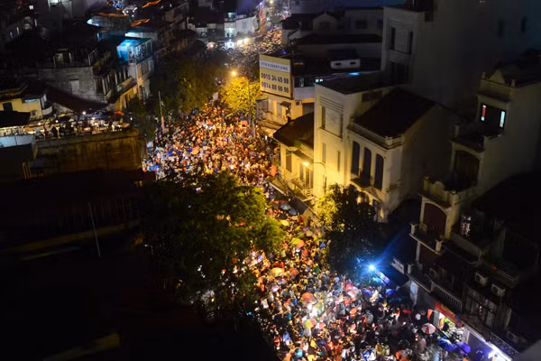 Người dân nô nức đi xem pháo hoa mừng Quốc khánh ảnh 3