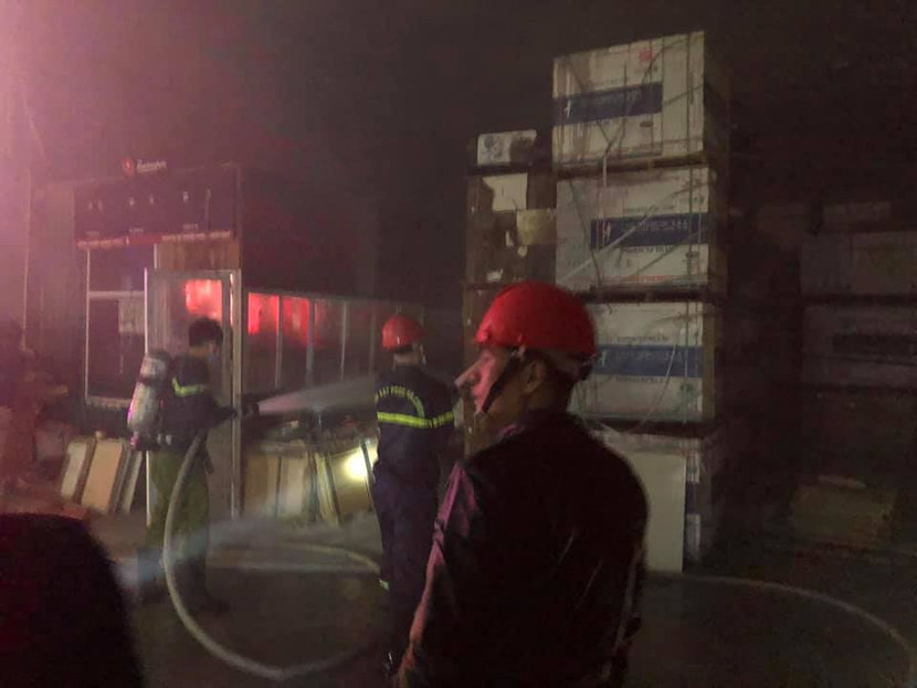 "Bà hỏa" thiêu rụi kho hàng chứa gạch của công ty vận tải ảnh 1