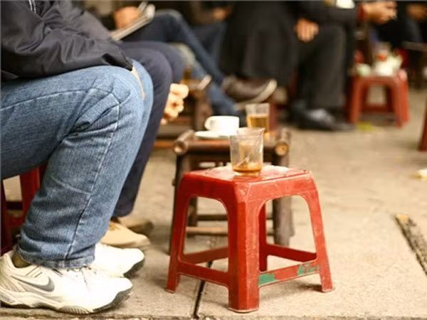 Cà phê rởm tràn lan hè phố ảnh 1