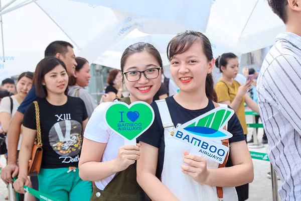 Khách "đội nắng" chờ "săn" vé ưu đãi tại Bamboo Airways Tower 265 Cầu Giấy ảnh 8